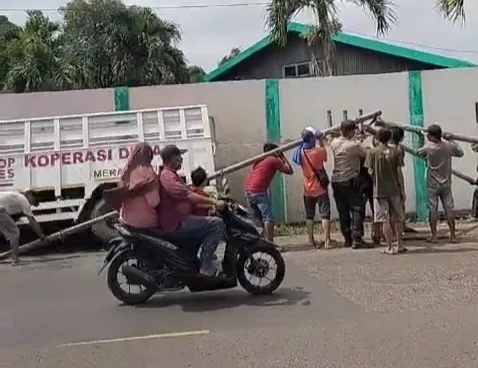 Hindari Motor Menyalip Mendadak, Truk Koperasi Desa Merah Putih Oleng dan Masuk Parit di Bojonegoro