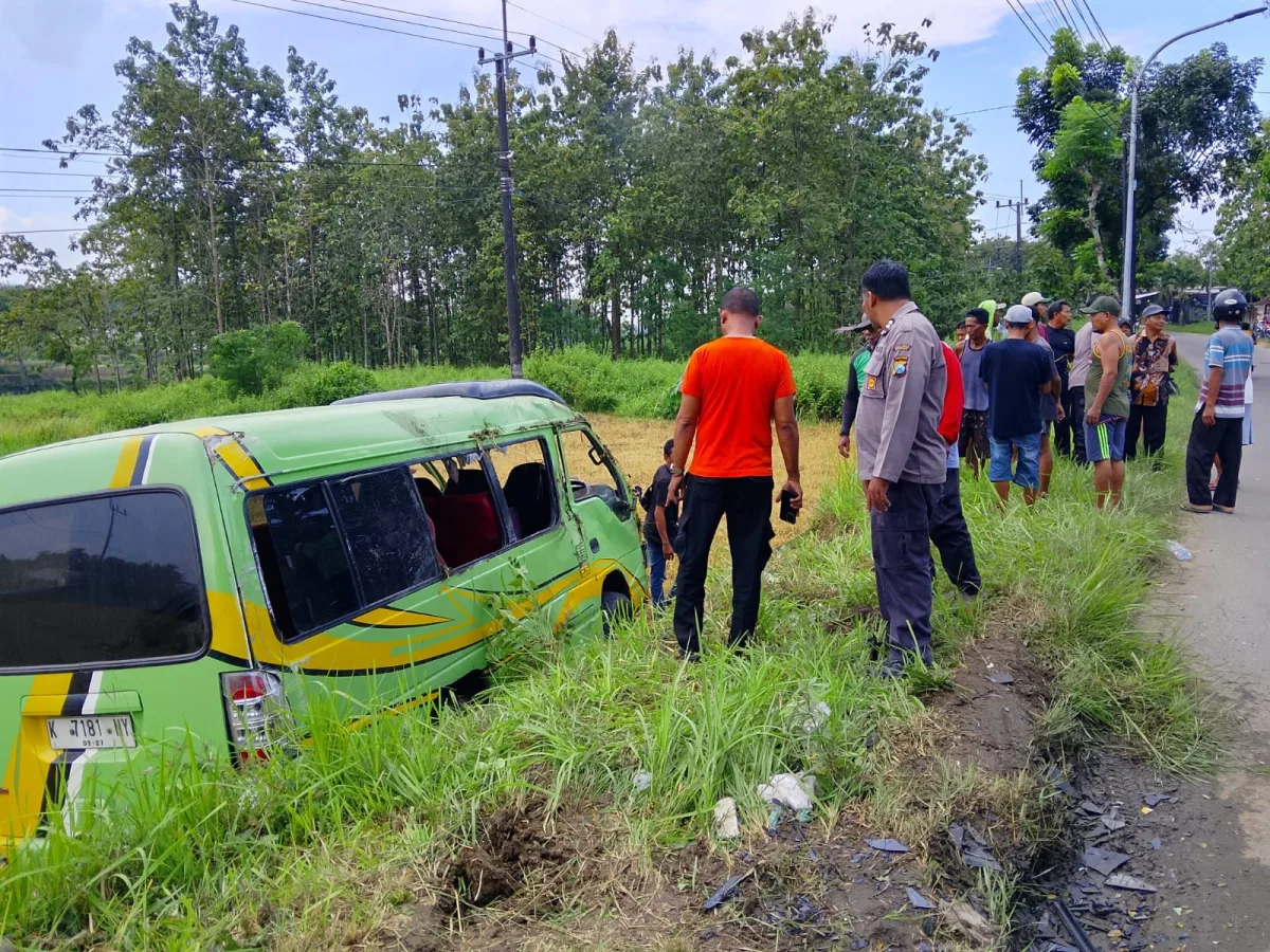 Mobiil Elf Rombongan Takziah Asal Tuban Terjun ke Sawah. 1 Tewas, 12 Luka