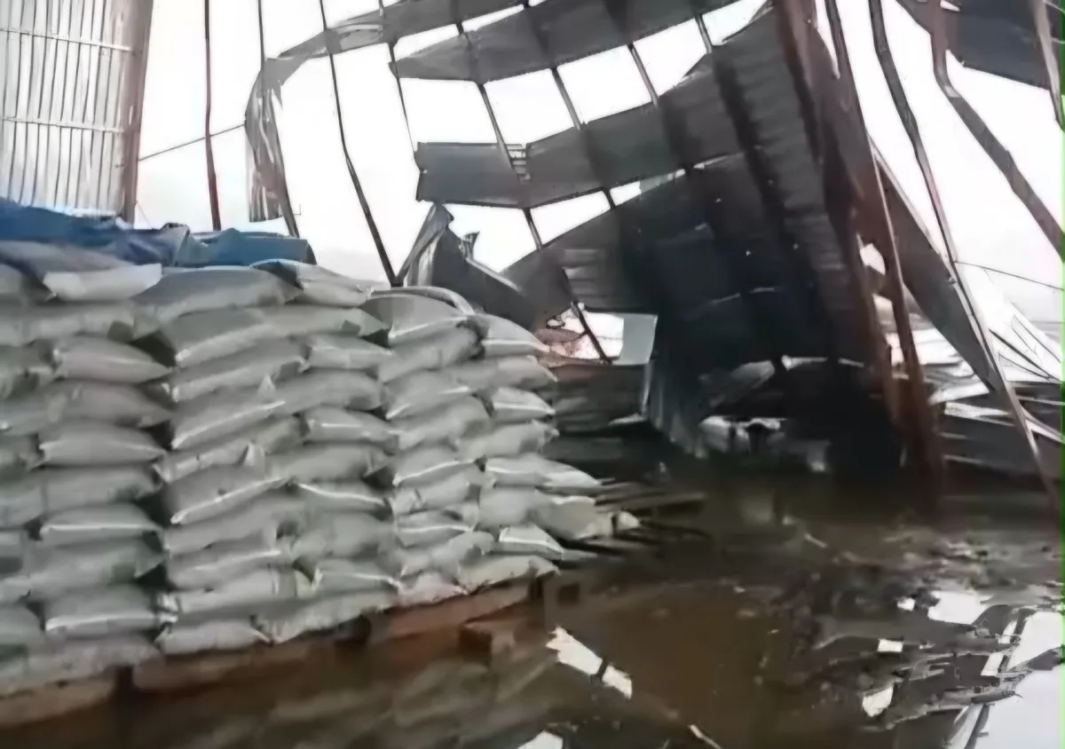 Gudang Pupuk di Gayam Bojonegoro Ambruk Diterjang Angin Kencang