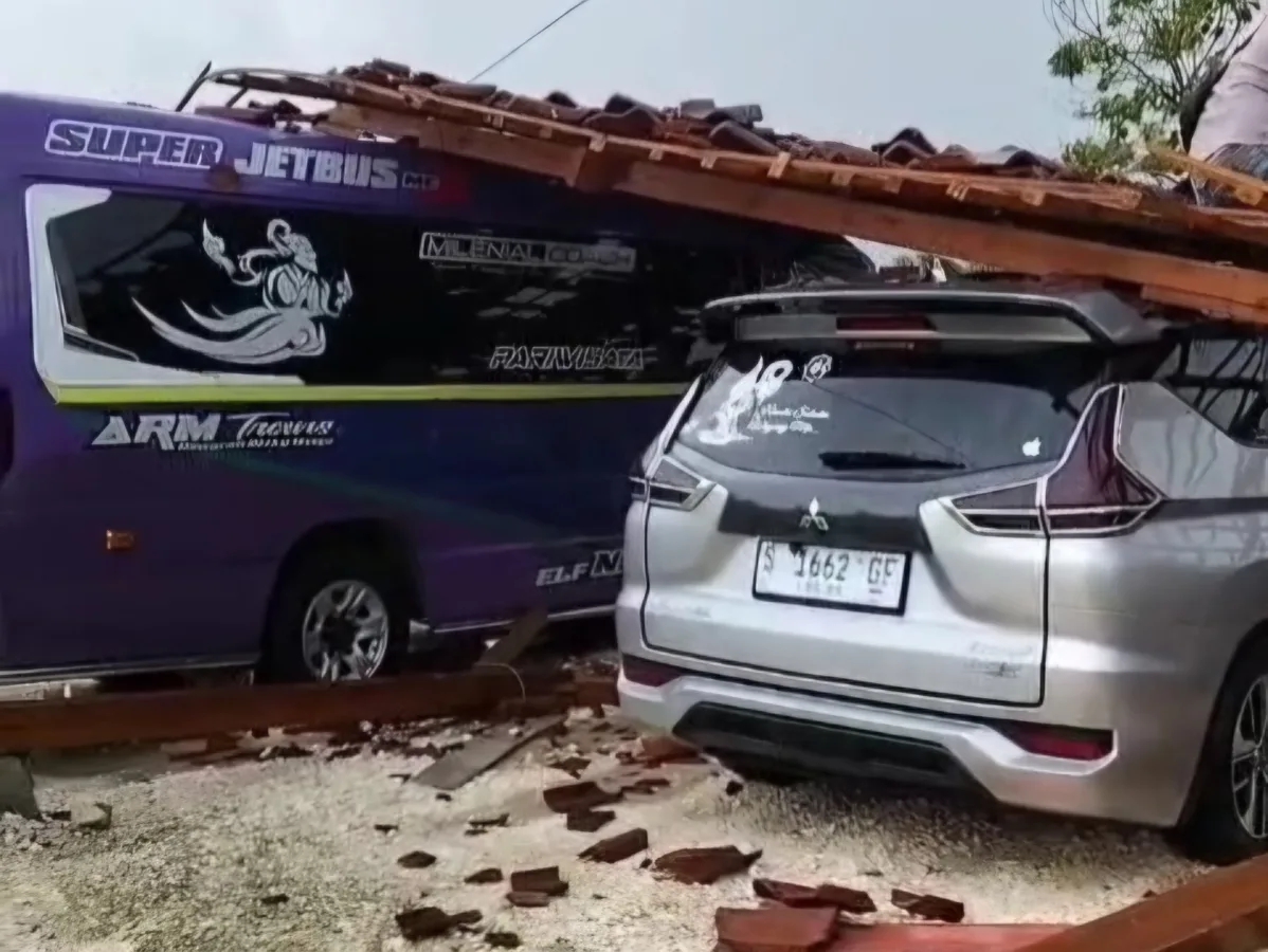 Hujan Angin di Tuban, Rumah Ambruk Timpa 2 Mobil