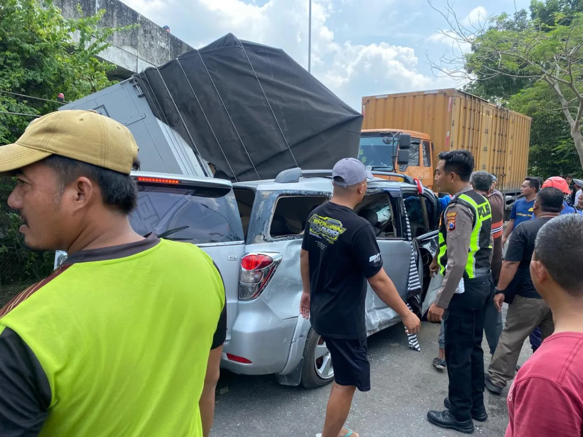 Gagal Nyalip di Jalur Bojonegoro-Padangan, Mobil Rush Hantam Truk Ekspidisi