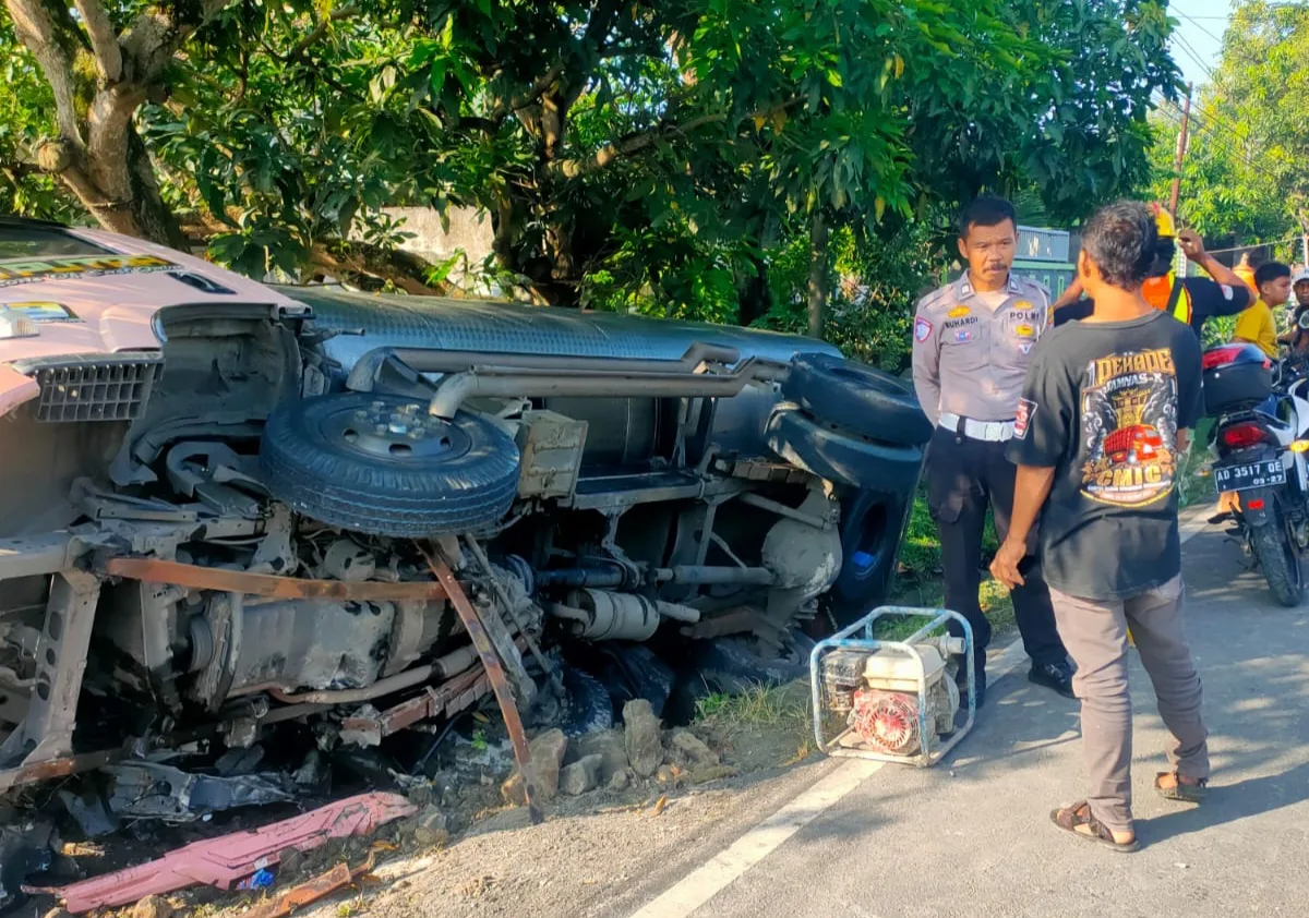 Truk Tangki Air di Bojonegoro Tabrak Pohon dan Selokan Rumah Warga, Sopir Ngantuk