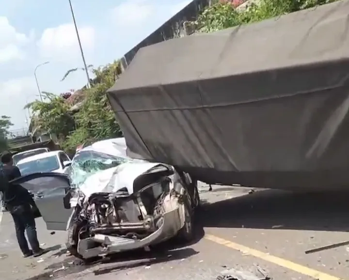 Mobil SUV Ringsek Usai Hantam Truk di Bojonegoro 1 Terjepit, 3 Luka