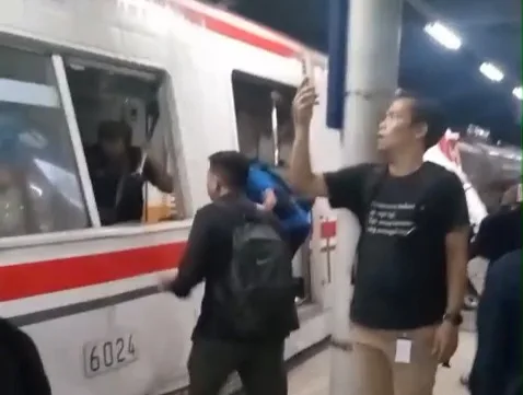 KA Argo Bromo Tabrak KRL di Stasiun Bekasi Timur Usai KRL Tertemper Taksi