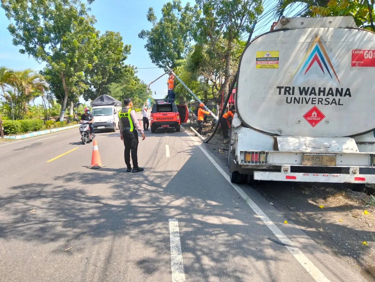 Truk Tangki Trailer TWU Kecelakaan Tunggal di Jalur Bojonegoro-Babat, Diduga Hilang Kendali