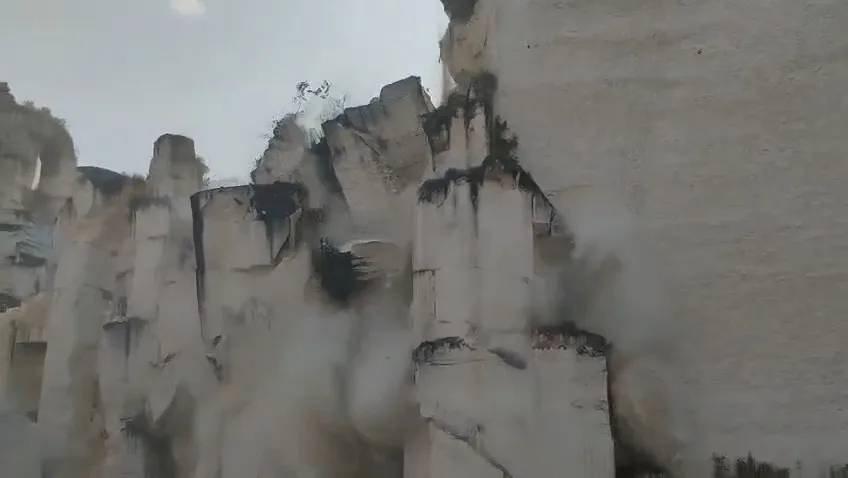 Viral! Video Mencekam Tebing Tambang Kapur di Tuban Ambruk, Debu Tebal Selimuti Lokasi