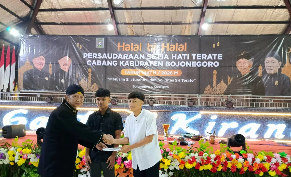 Apresiasi Atlet Berprestasi, Ketua SH Terate Bojonegoro Serahkan Penghargaan