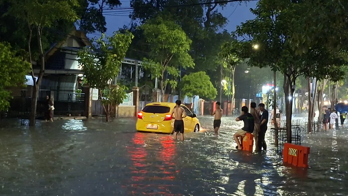 Hujan Deras, Jalan Panglima Sudirman Bojonegoro Terendam Banjir!