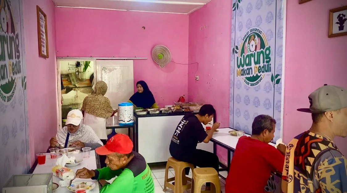 Satu Jam Langsung Ludes! Warung di Bojonegoro Ini Bebaskan Pembeli Bayar Seikhlasnya