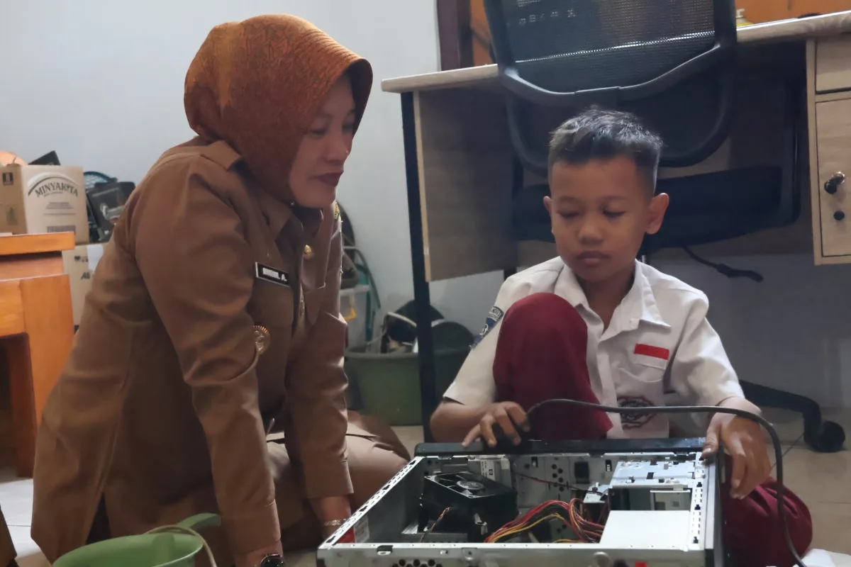 Keren! Bocah Kelas 3 SD di Bojonegoro Rakit Robot-CPU, Wabup Nurul Beri Hadiah