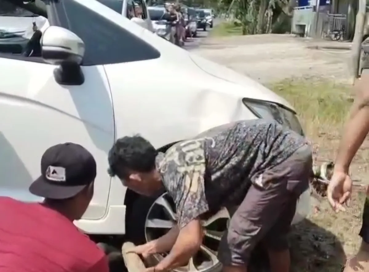 Mencekam! Motor Kawasaki Terjepit di Kolong Honda Jazz usai Tabrakan di Bojonegoro