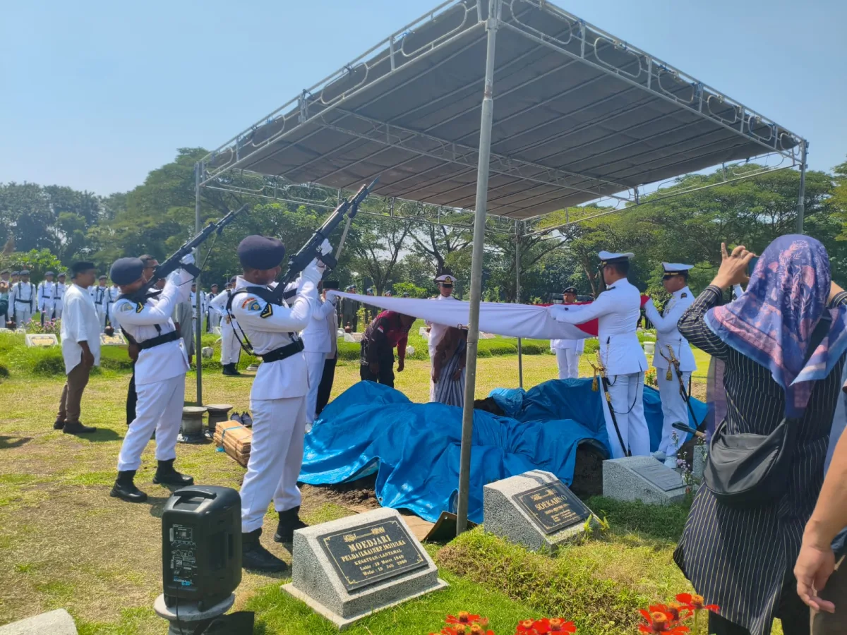 Pilot Helikopter yang Jatuh di Sekadau,Putra Asli Tuban, Dimakamkan Secara Militer