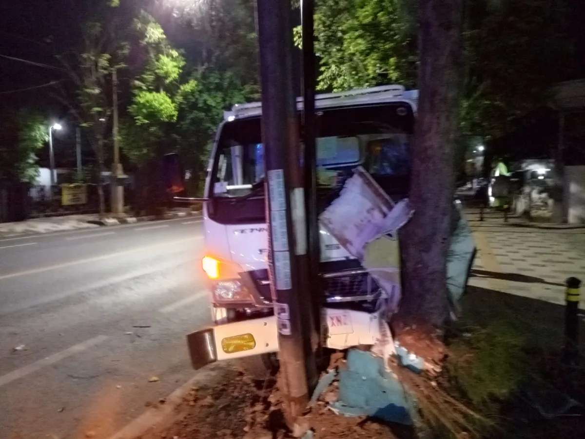 Truk bertuliskan Kopdes Merah Putih Tabrak Pohon di Tuban, Sopir Luka