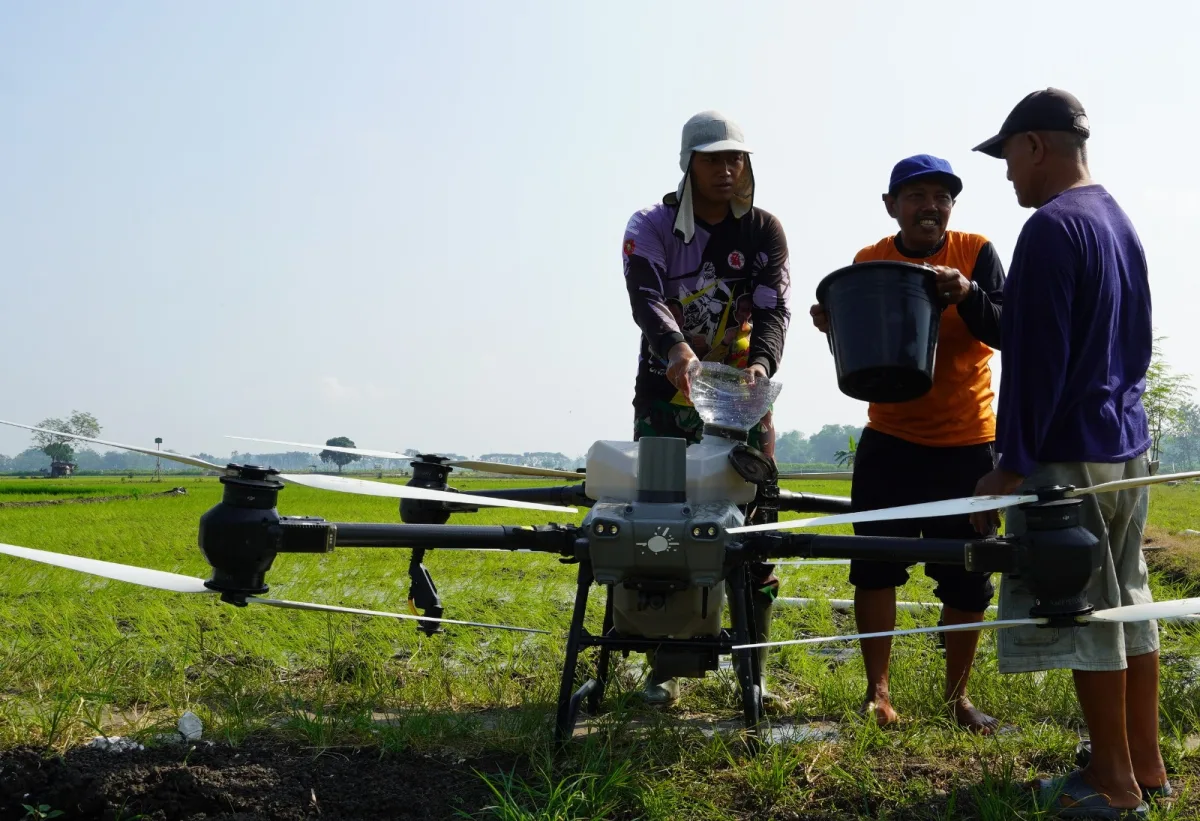 Canggih! Petani Bojonegoro Dikenalkan Drone Spray Untuk Garap Sawah