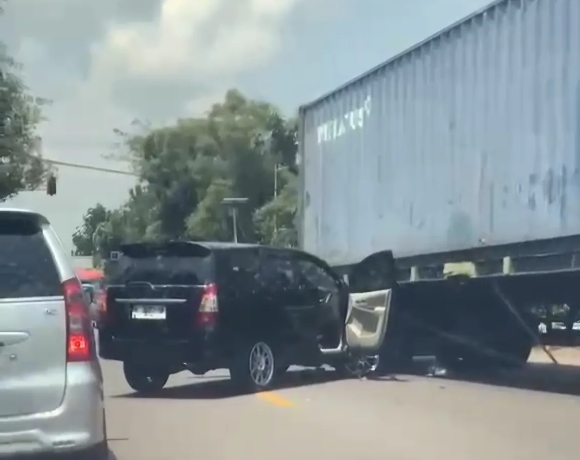 Pulang dari Rumah Sakit, Pengendara Innova Hantam Truk Trailer di Bojonegoro