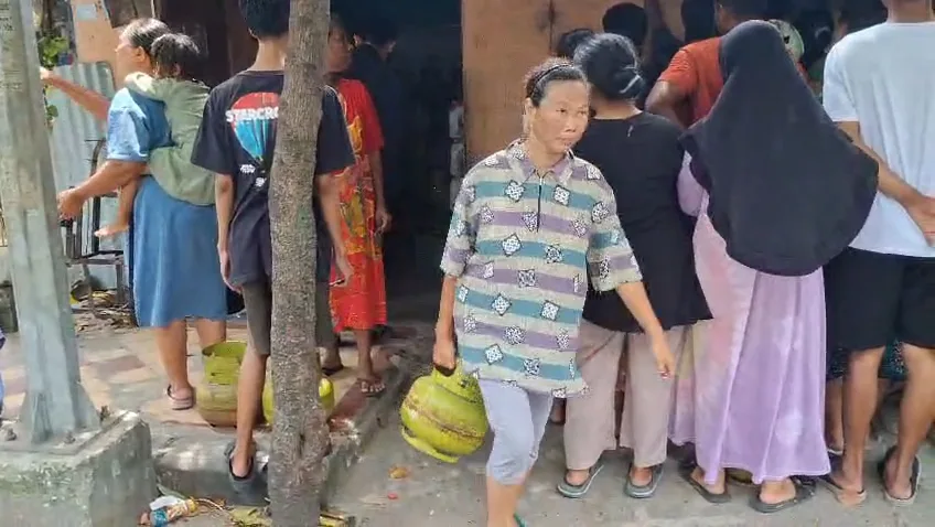 LPG 3 Kg Langka di Tuban! Ratusan Warga Antre Sejak Subuh, Pelaku UMKM Menangis Tak Bisa Jualan