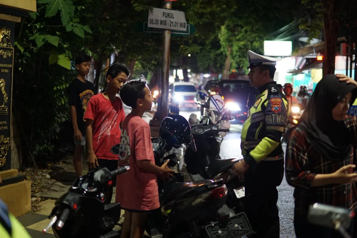 Heboh Razia Knalpot Brong di Tuban: Ada yang Nekat Terobos Petugas, Roda Motor Malah Lepas!