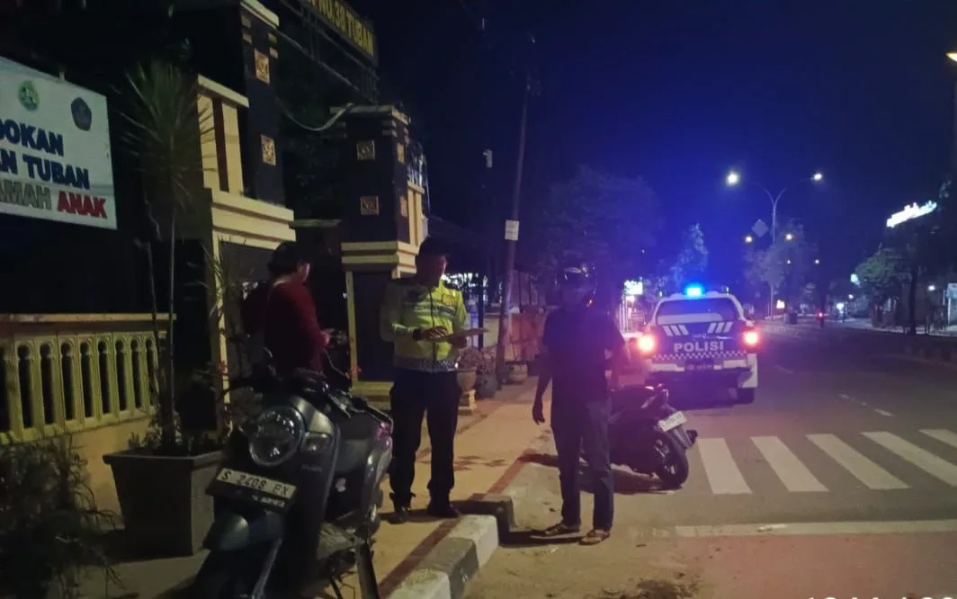 Hilang Kendali Lewati Gundukan Aspal di Tuban,Driver Shopee Food Tewas
