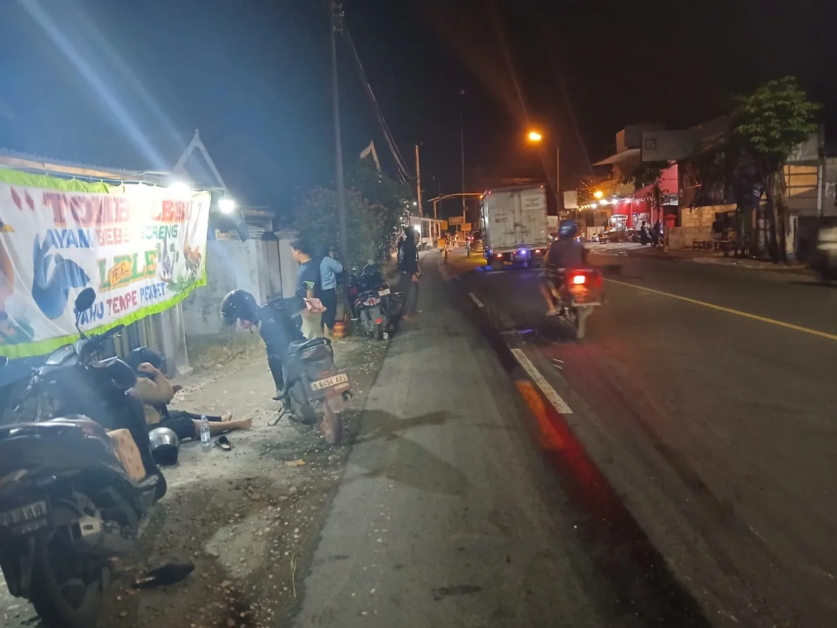 Tumpahan Solar di Proliman Kapas Bojonegoro Bikin Pemotor Berjatuhan