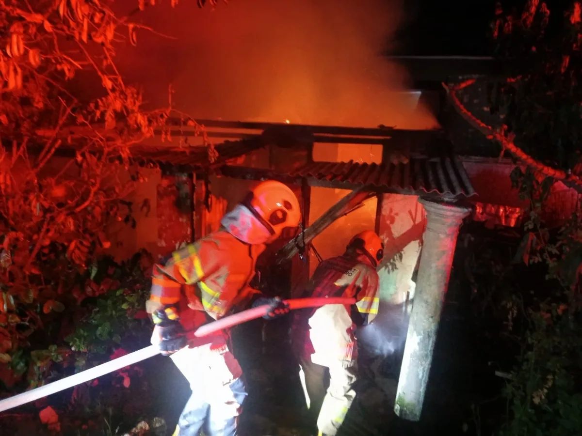 Diduga Gangguan Jiwa, Anak di Bojonegoro Tega Bakar Rumah Ibu Kandung hingga Ludes