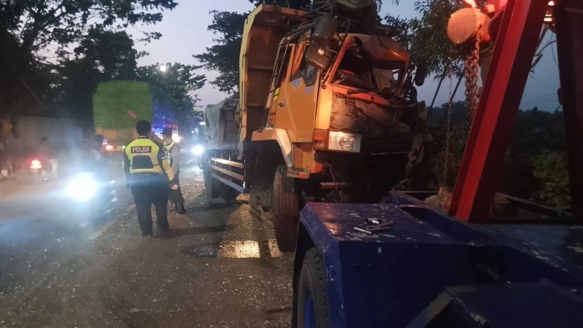 Truk Tronton Hantam Pantat Truk di Bojonegoro, Diduga Sopir Mengantuk