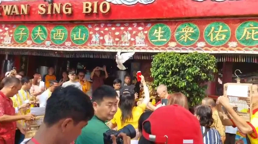 Pelepasan Burung di Kirab Kimsin Klenteng Kwan Sing Bio Tuban
