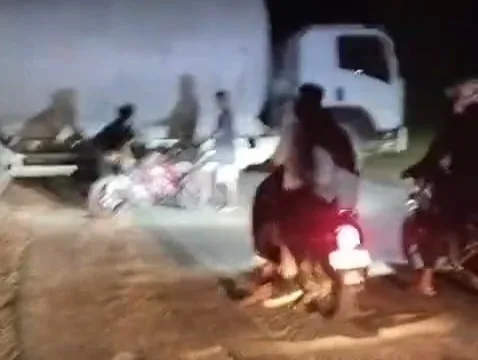 Niat Seberangkan Truk, Lansia di Tuban Dihantam Motor Sport