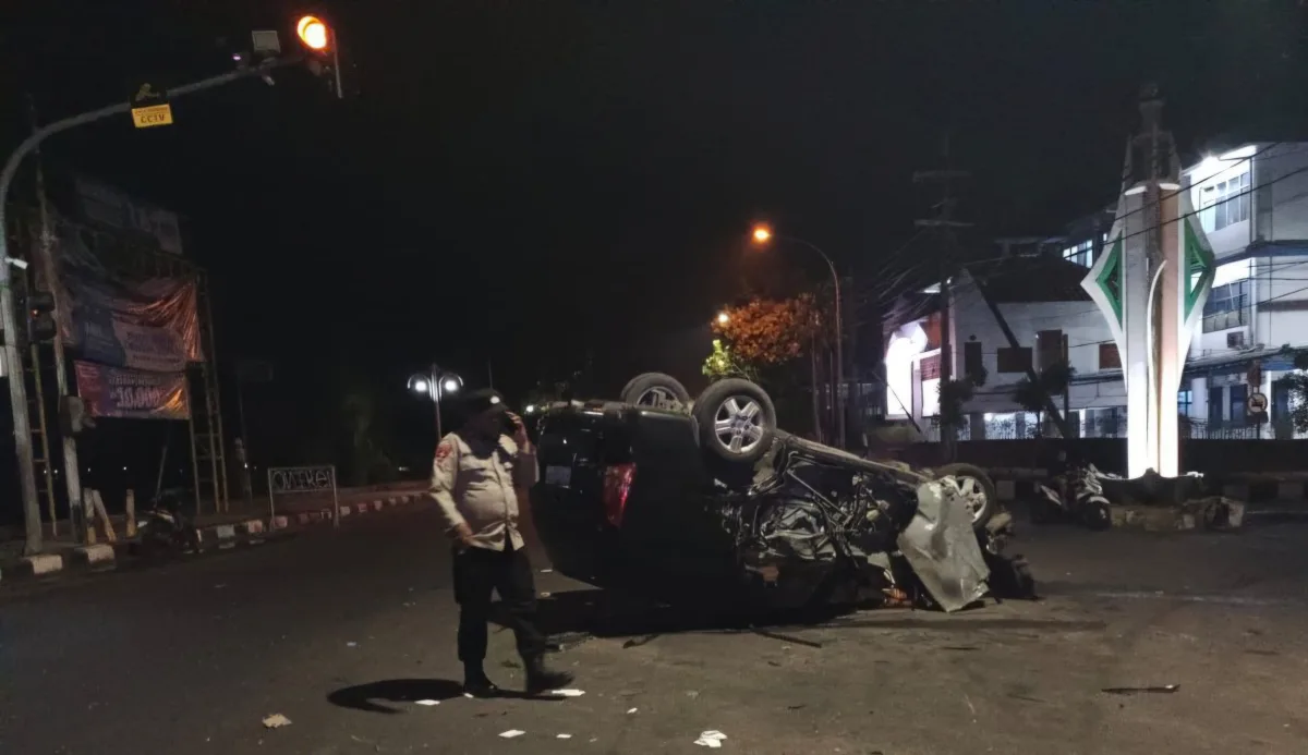 Ngeri! Innova Terbalik di Jalur Pantura Tuban, 4 Penumpang Luka
