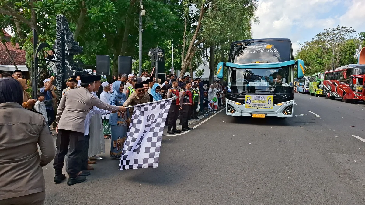 Isak Tangis Lepas Keberangkatan Jemaah Haji Bojonegoro ke Tanah Suci