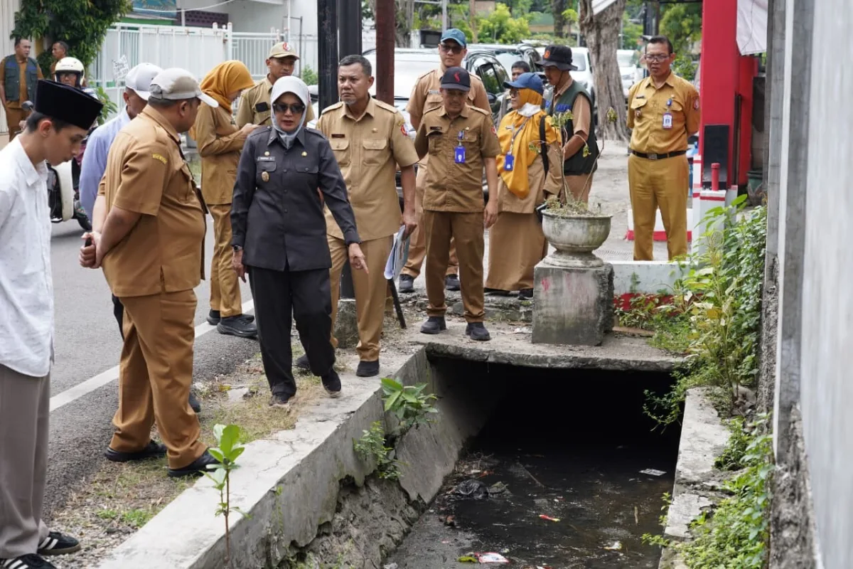 Sidak Drainase Kota Bojonegoro, Wabup Nurul Azizah Bongkar Simpul Penghambat Aliran Air