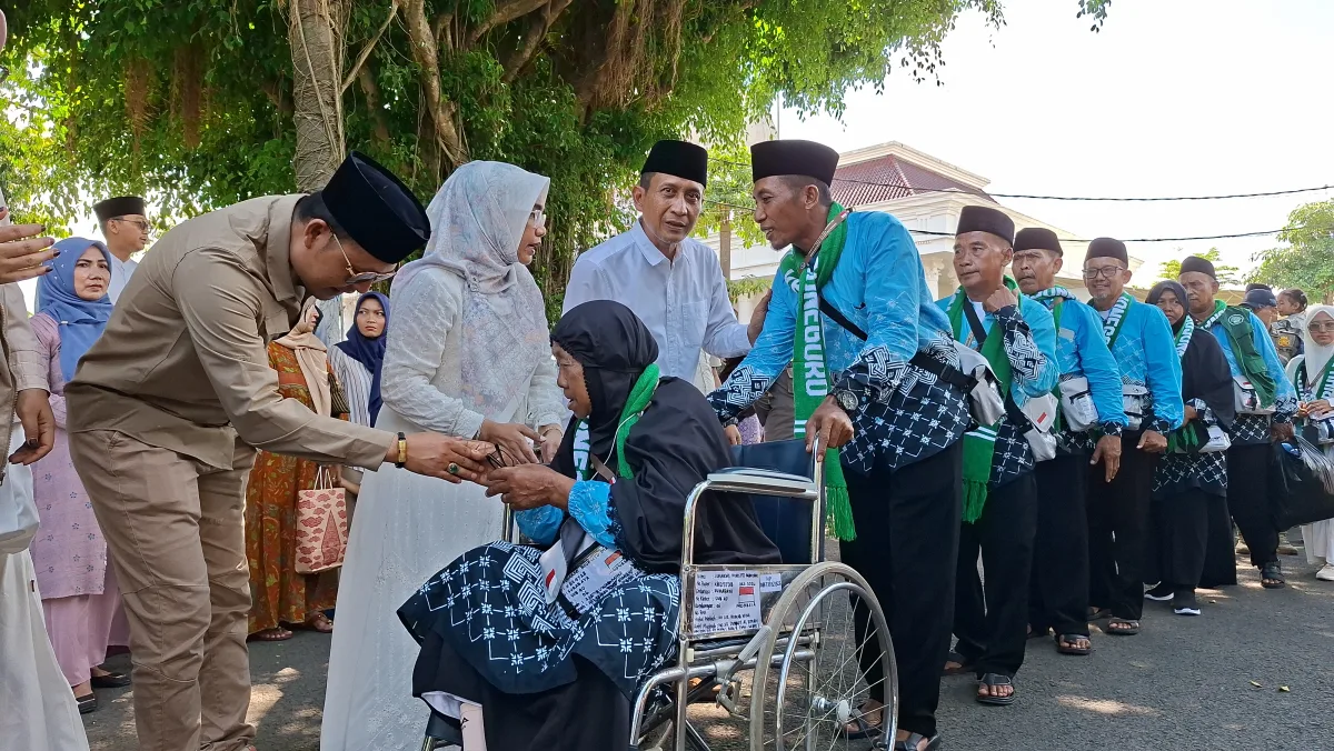 Lepas Ribuan Calon Jemaah Haji, Ketua DPRD Abdulloh Umar Titip Doa untuk Keberkahan Bojonegoro 