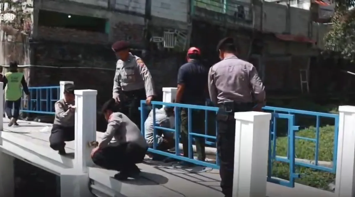 Gotong Royong Polisi-Warga Bojonegoro Bangun Jembatan Merah Putih Presisi