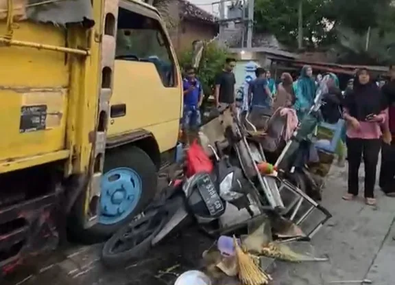 Ditinggal Sopir Makan Bubur, Truk di Bojonegoro Berjalan Sendiri Seruduk Penjual Sempol dan Bakso
