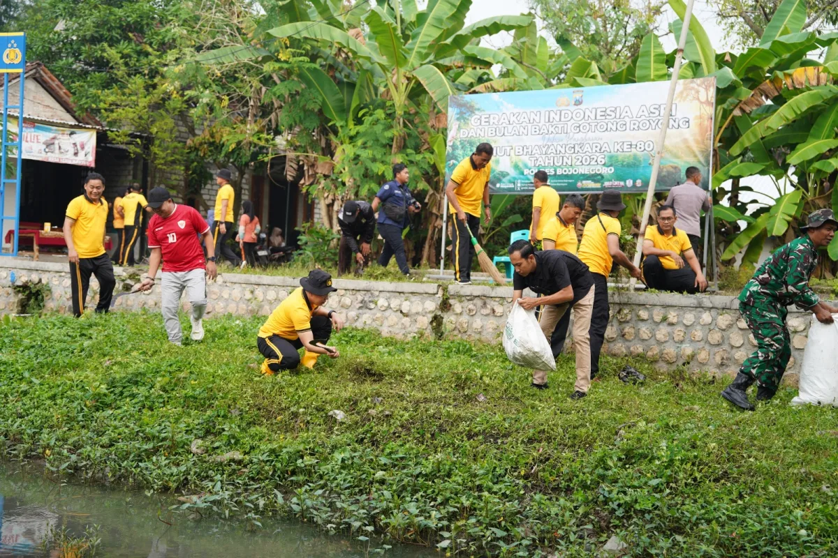 Dukung Gerakan Indonesia ASRI, Polres Bojonegoro Bersihkan Aliran Sungai
