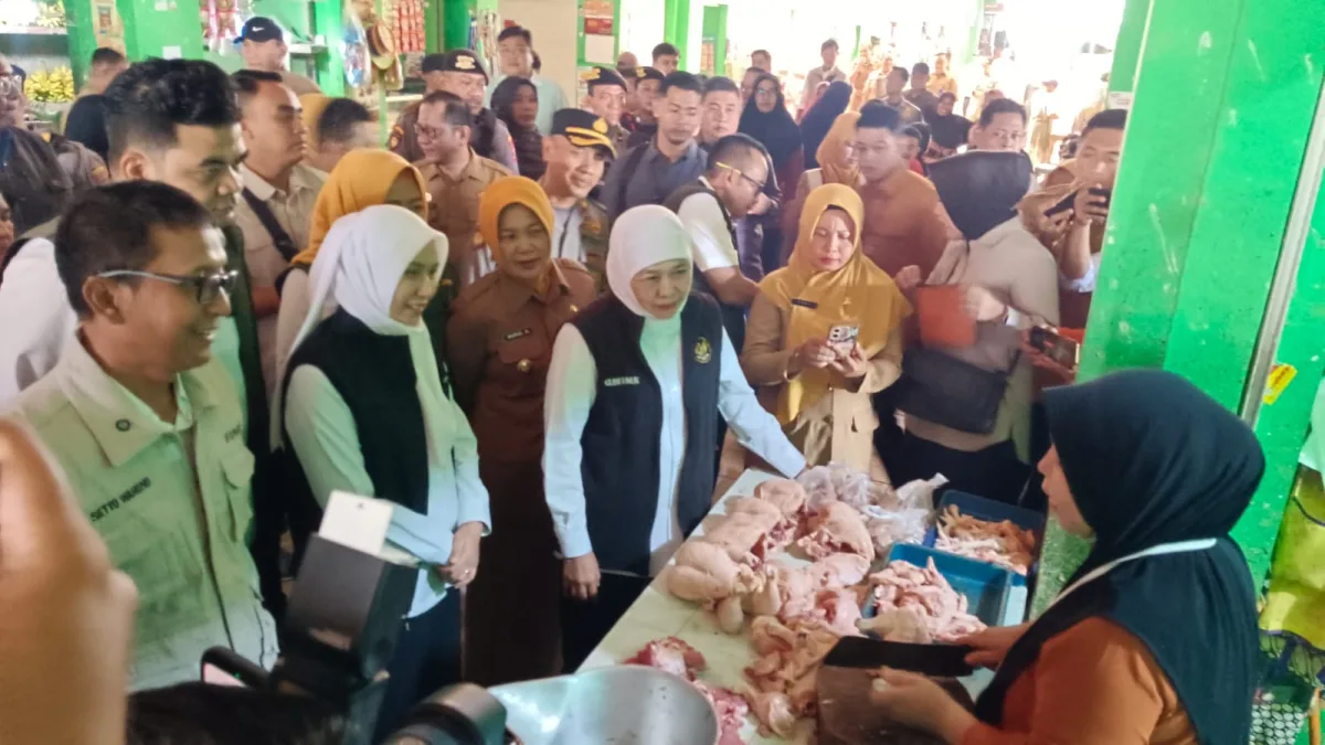Pantau Pasar Bojonegoro, Khofifah Pantau Kenaikan Harga Daging dan Bawang
