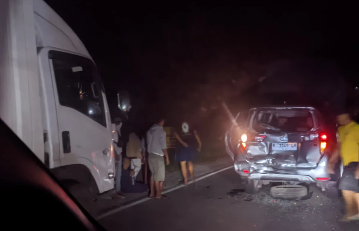 Diduga Ngantuk, Truk Boks Picu Tabrakan Beruntun 3 Mobil di Bojonegoro