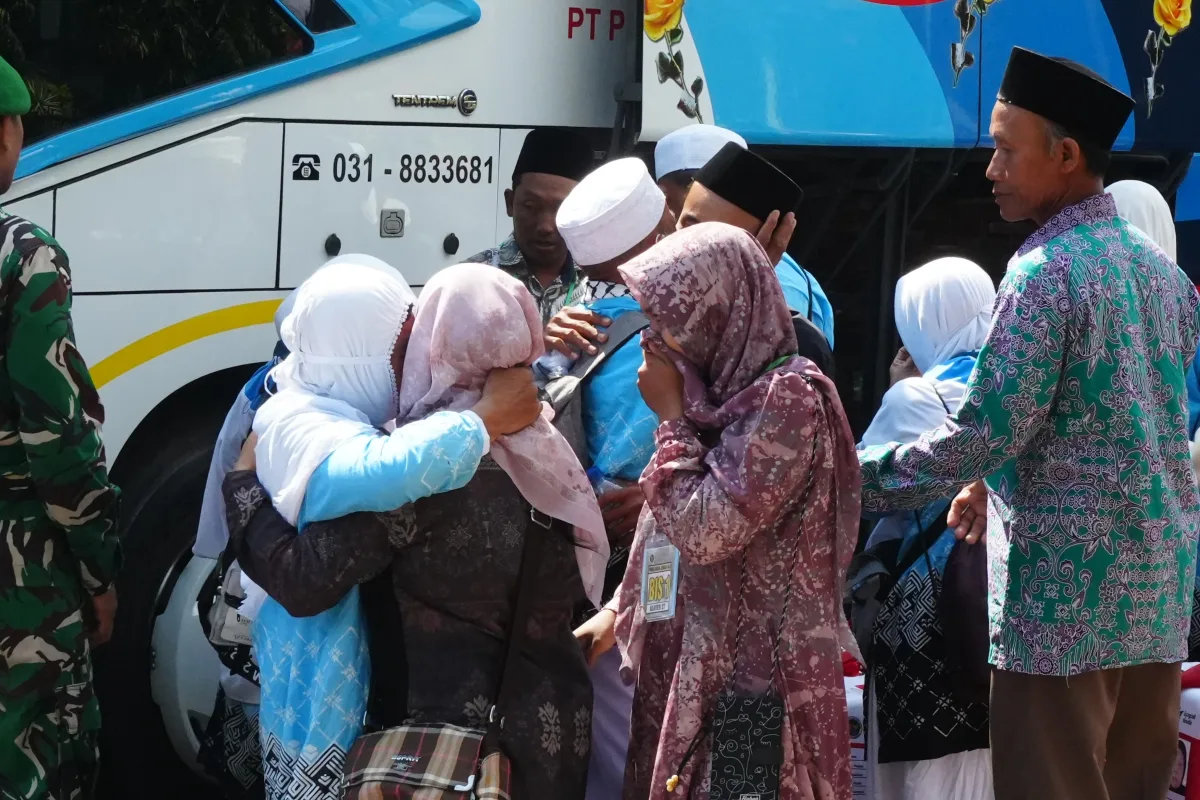 Tangis Haru Sambut Kedatangan 1.126 Jemaah Haji Asal Tuban