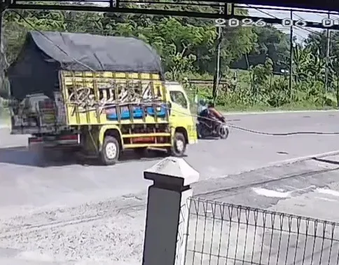 Terekam CCTV! Detik-detik Truk Tabrak Honda Beat di Bojonegoro, 1 Tewas