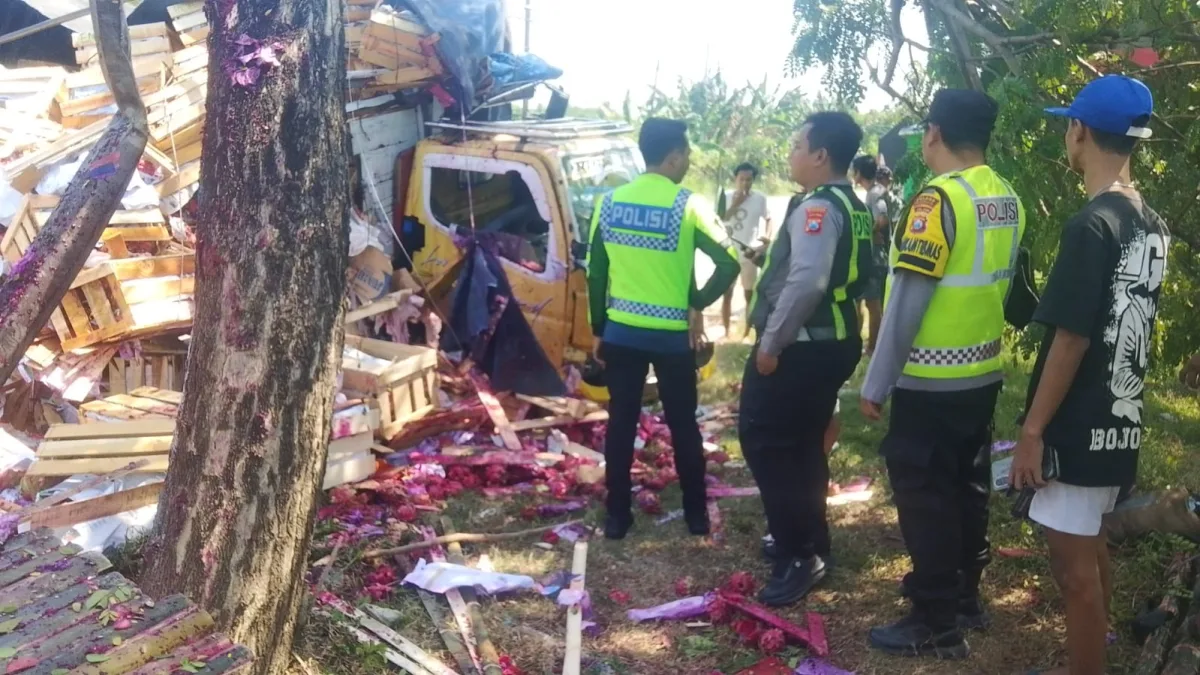 Kecelakaan Maut di Bojonegoro, Pemotor Tewas Dihantam Truk Muat Buah Naga