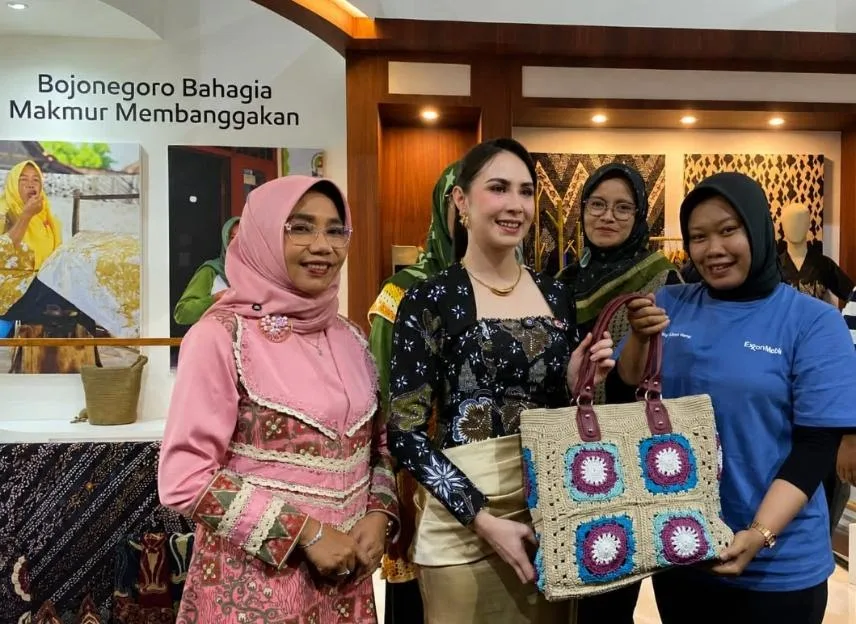 Bojonegoro Wastra Batik Festival 2026, Arumi Bachsin Puji Kain Batik Hasil Binaan EMCL