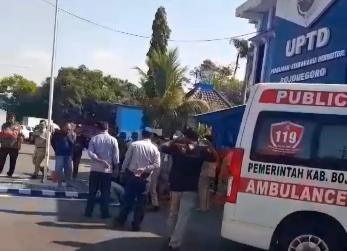 Gempar! Pria Ambruk Saat Antre Uji Kir di Kantor Dishub Bojonegoro, Petugas dan Warga Berkerumun