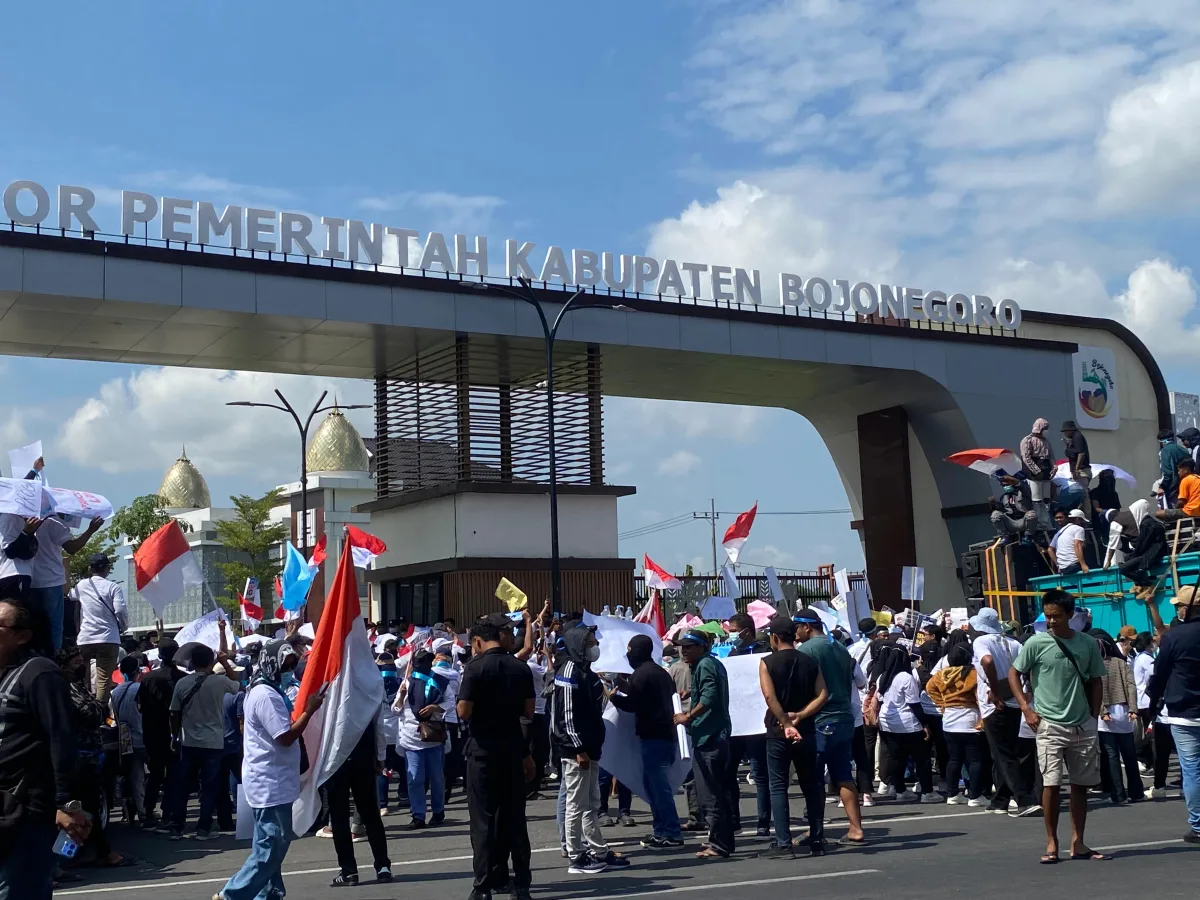 Aksi Joget 'Mas Bahlil Ganteng' Warnai Demo 1.000 Relawan Makan Bergizi Gratis di DPRD Bojonegoro