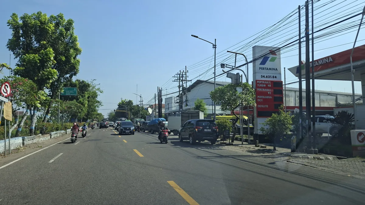 Solar Subsidi Langka, Antrean Truk di SPBU Kalianyar-Gampeng Bojonegoro Bikin Macet Parah