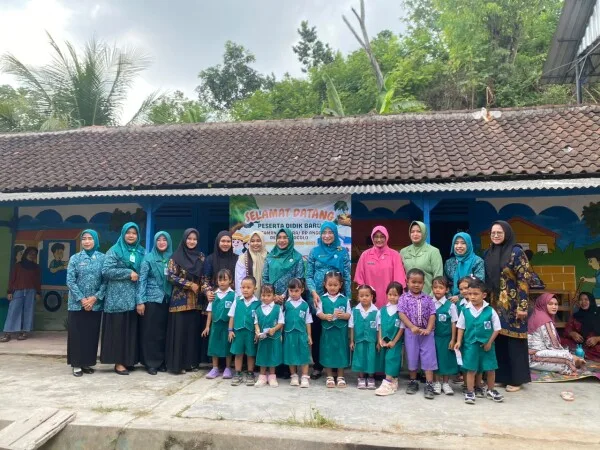 Turun ke Desa Wonocolo, Ketua PKK Bojonegoro Dorong Warga Ternak Ayam hingga Bebas Rokok