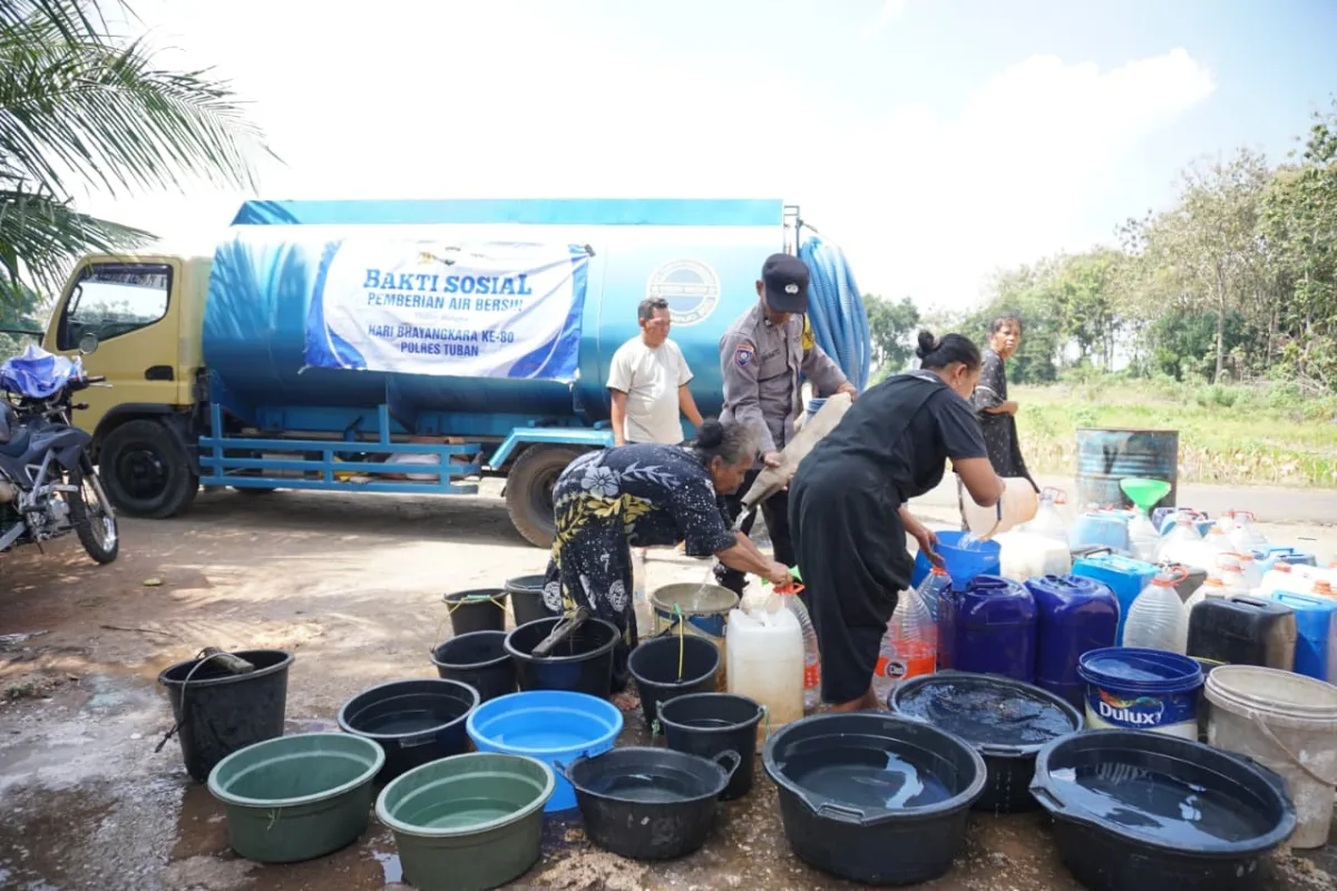 Kekeringan Melanda , Polisi Tuban Droping 40 Ribu Liter Air Bersih ke Desa Terdampak