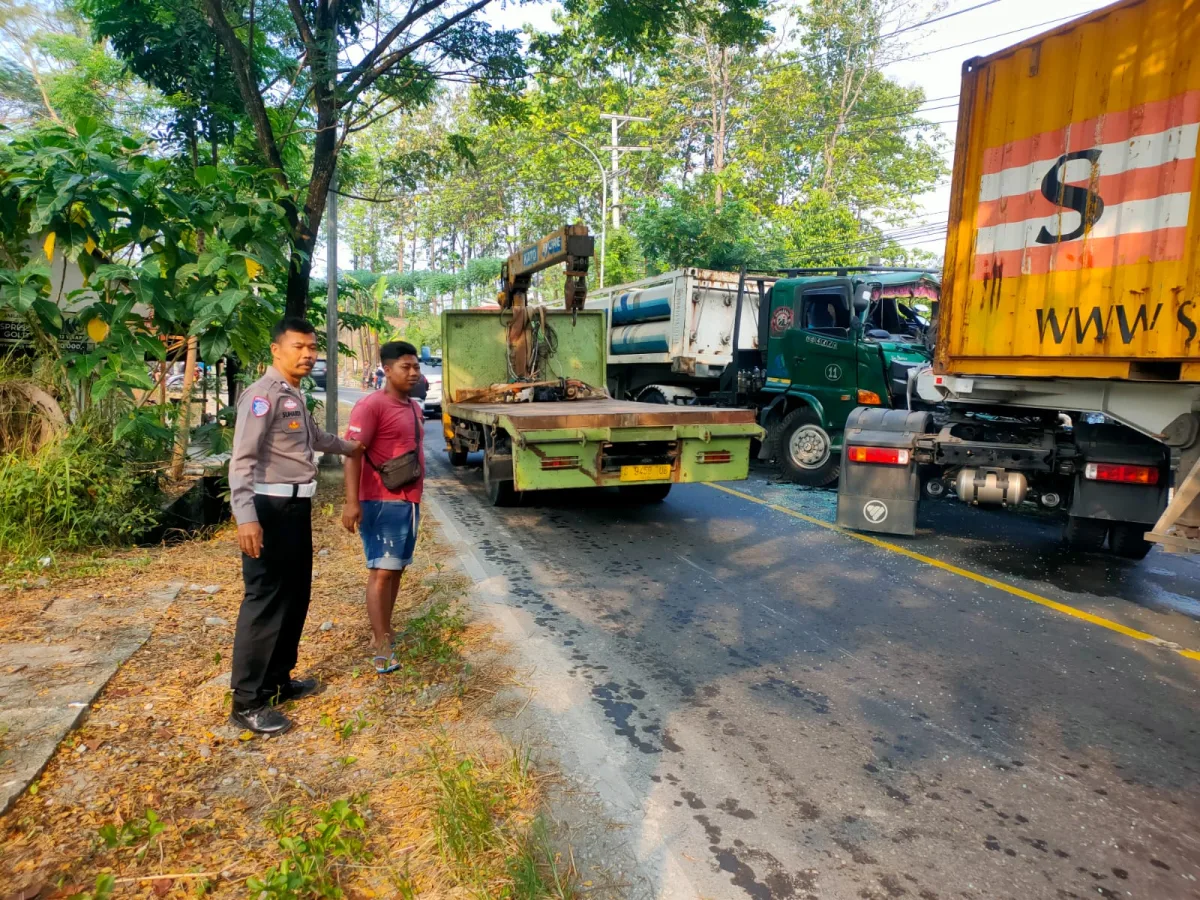 Adu Banteng Truk Gas Vs Trailer Box di Jalur Maut Margomulyo Bojonegoro