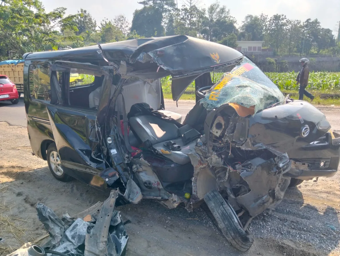Detik-detik Grand Max Angkut Satu Keluarga di Tuban Oleng-Tabrak Truk, Sopir Tewas 