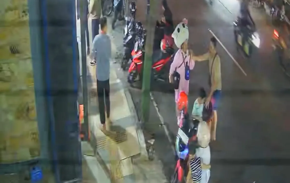 Viral! Pemotor di Tuban Toyor dan Maki-maki Badut Jalanan hingga Tak Berdaya