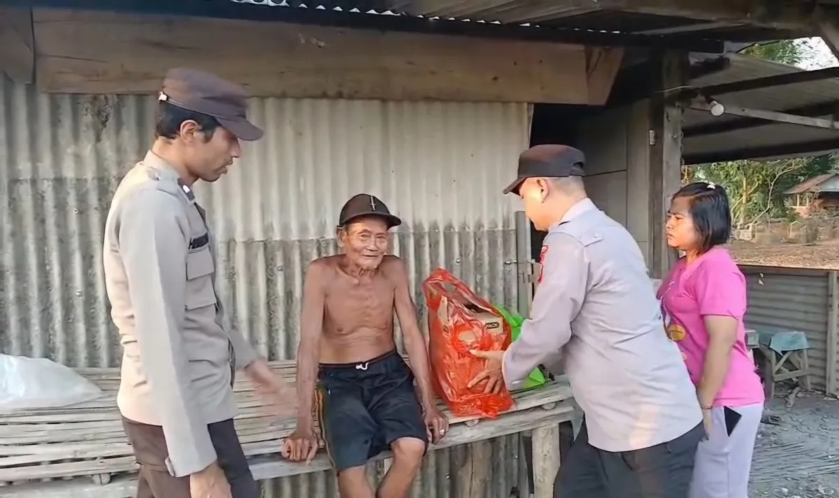 Polisi Bojonegoro Sambangi Mbah Suparman, Lansia yang Hidup Memprihatinkan di Tengah Kuburan