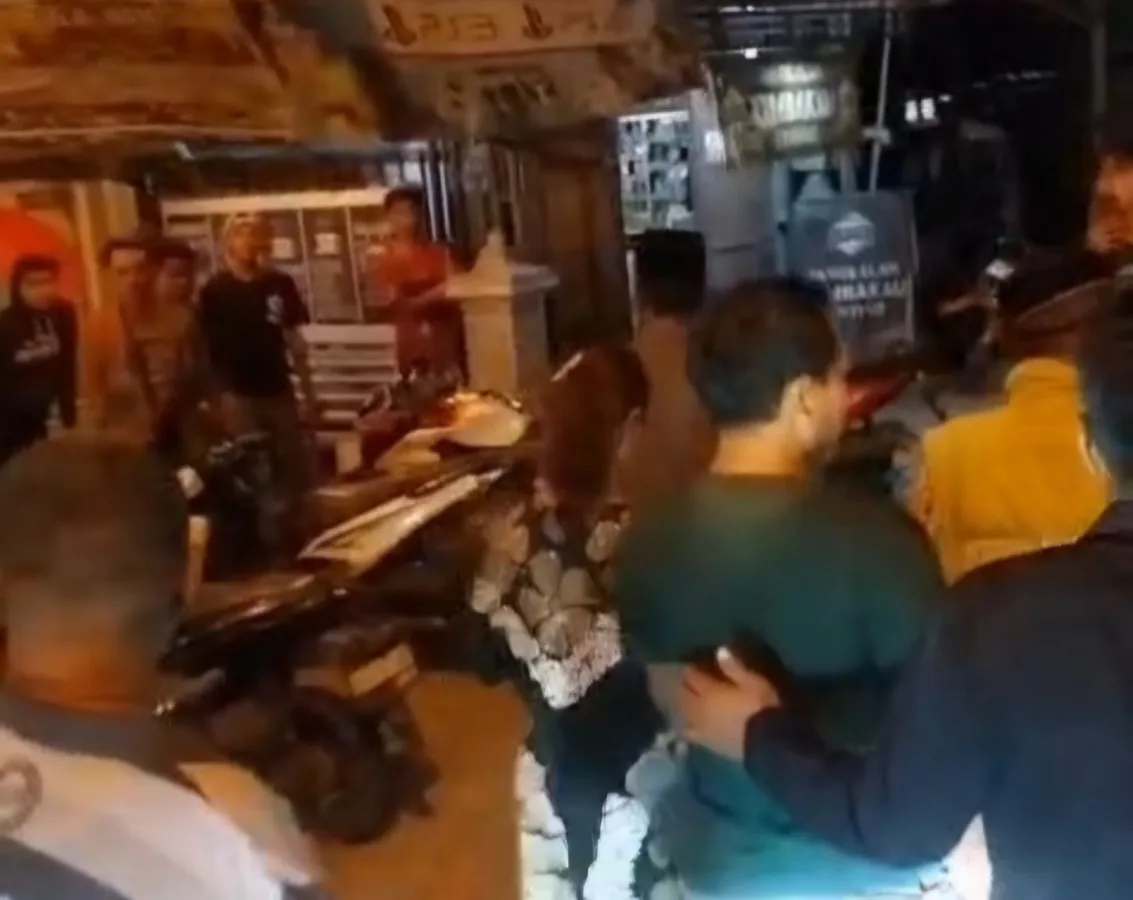 Warga Geruduk Rumah hingga Arak Pria Wanita Bukan Pasutri ke Polsek Kedungadem Bojonegoro